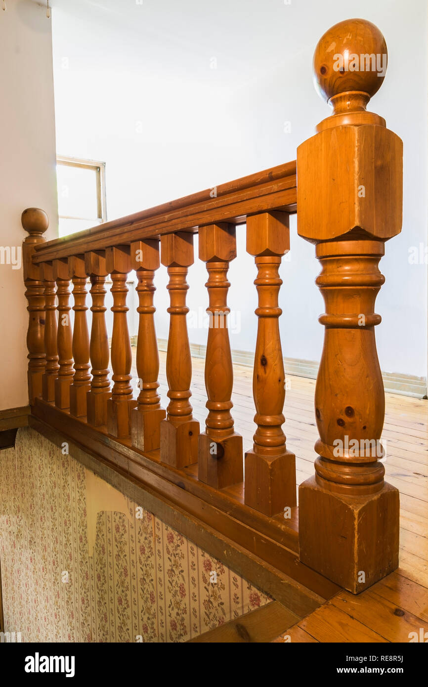 https://c8.alamy.com/comp/RE8R5J/pinewood-railing-and-staircase-leading-down-to-ground-floor-inside-an-old-1807-canadiana-style-home-RE8R5J.jpg