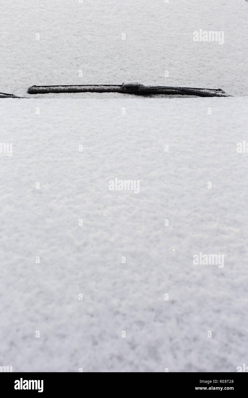 Von Schnee und Eis bedecktes Auto. Stock Photo
