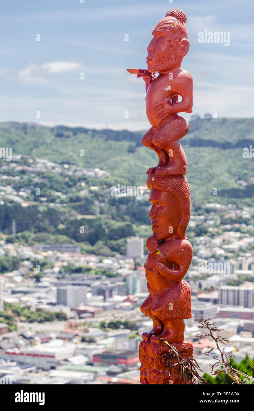 Maori totem pole (Pou whenua) in Wellington Stock Photo