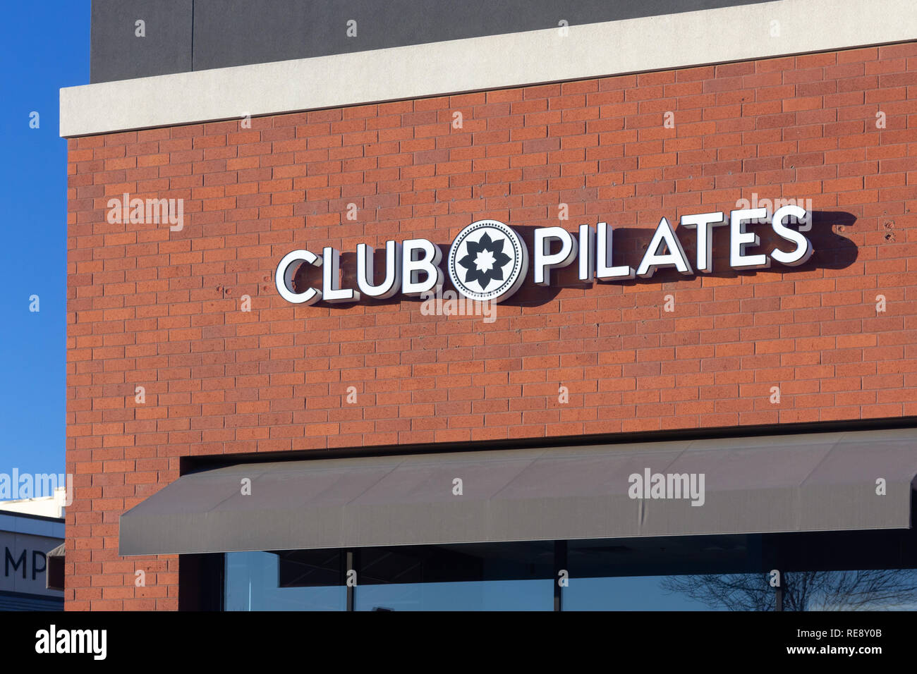 WOODBURY, MN/USA - JANUARY 19, 2019: Club Pilates exterior and trademark  logo. Club Pilates is a network of group Pilates studios Stock Photo - Alamy