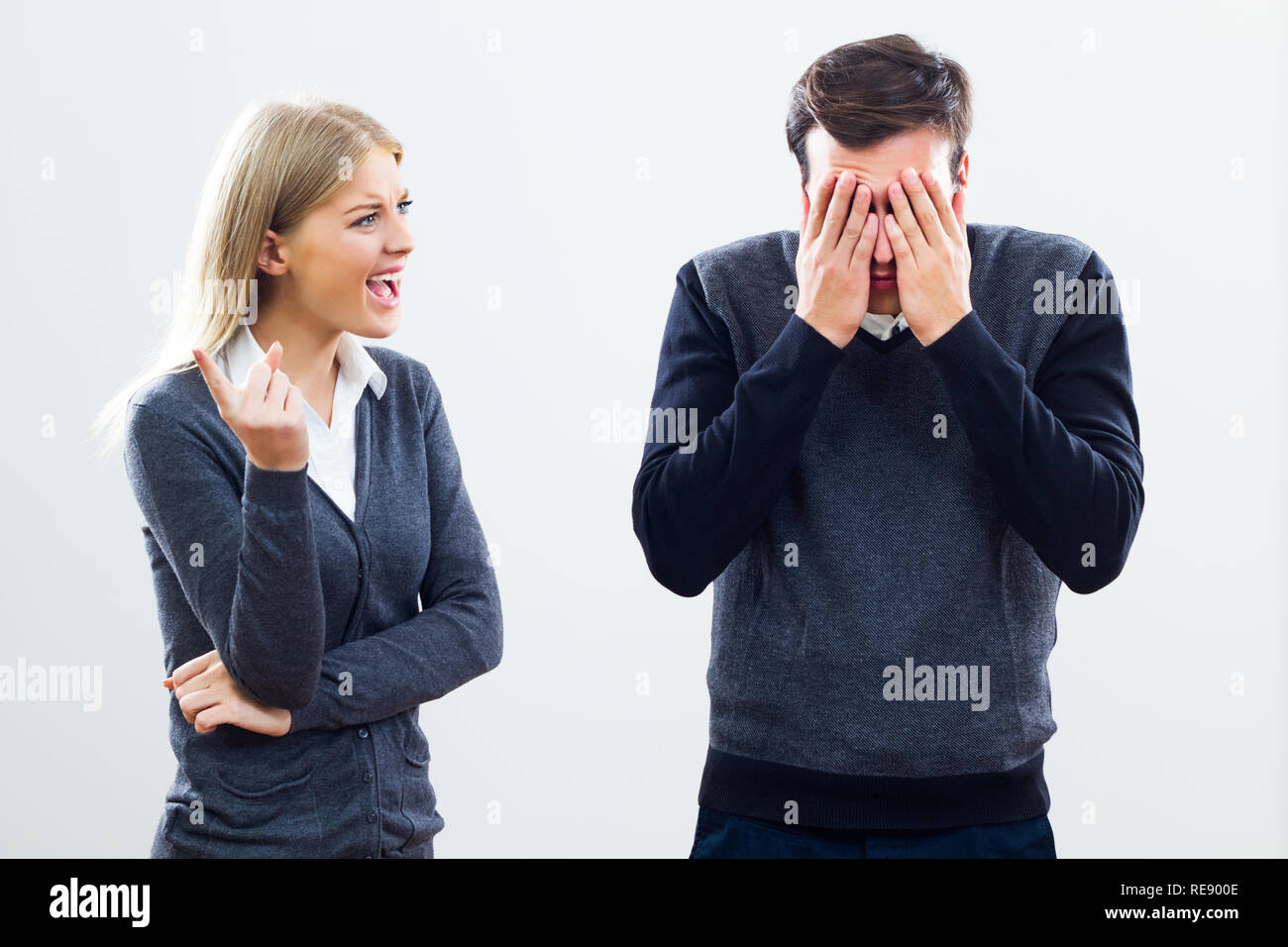 богатый мужчина с девушками. девушка закрывает глаза мужчине. парень дарит девушке подарок. жена закрытый человек. закрывает рот рукой.