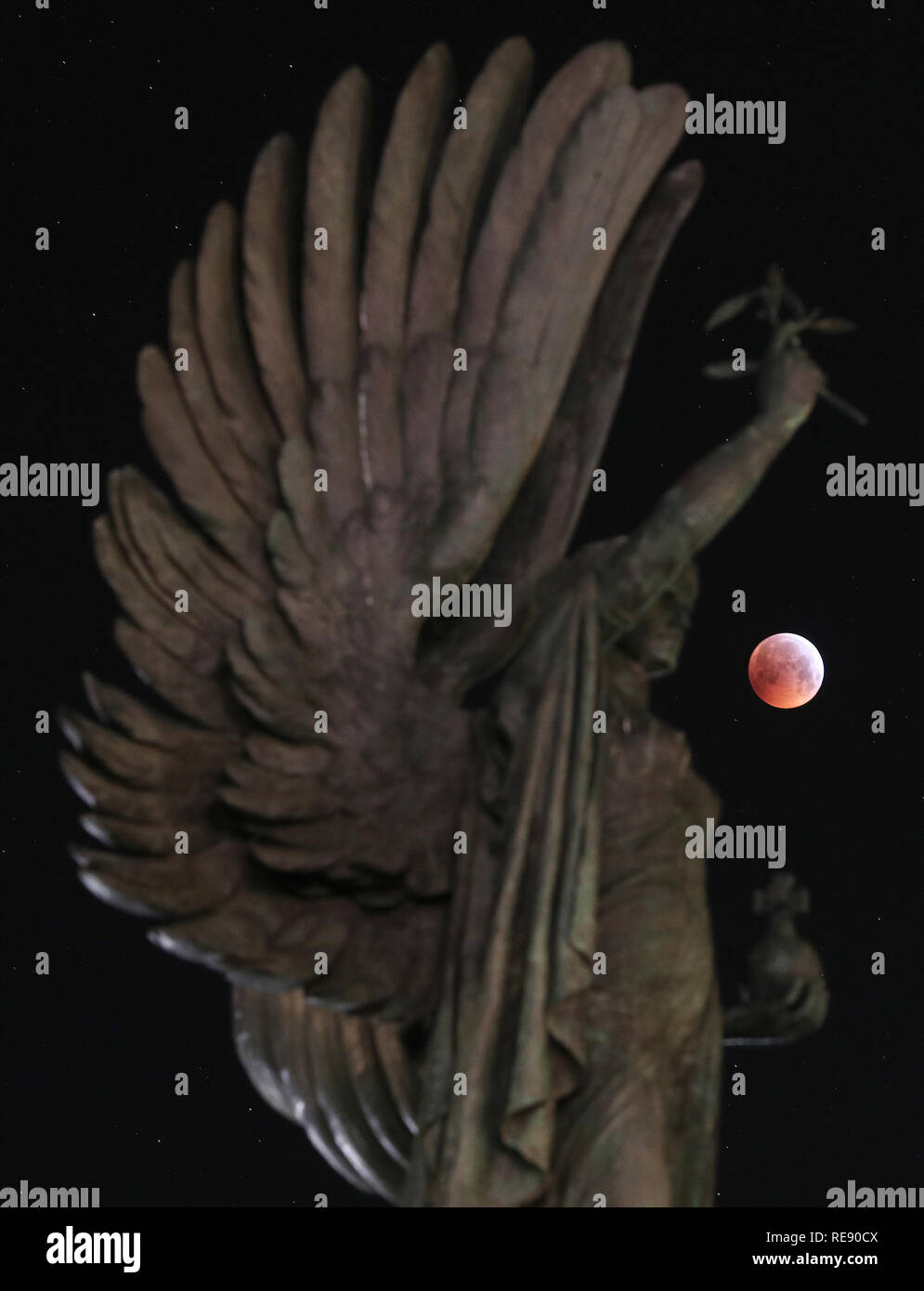 A super blood wolf moon over the peace statue on Brighton seafront ...