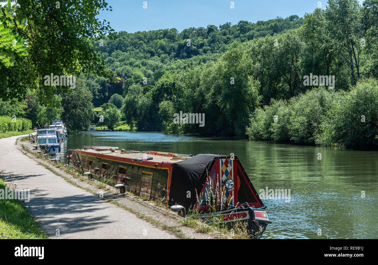Narrow boat and motor boats moored on the River Thames outside the lock at Goring-on-Thames in the beautiful Thames Valley, England,UK, Stock Photo