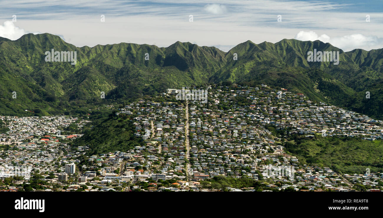 The Gathering Place - Honolulu's 10th Avenue leads the eye to the Ko'olau Mountain Range. Oahu, Hawaii, USA Stock Photo