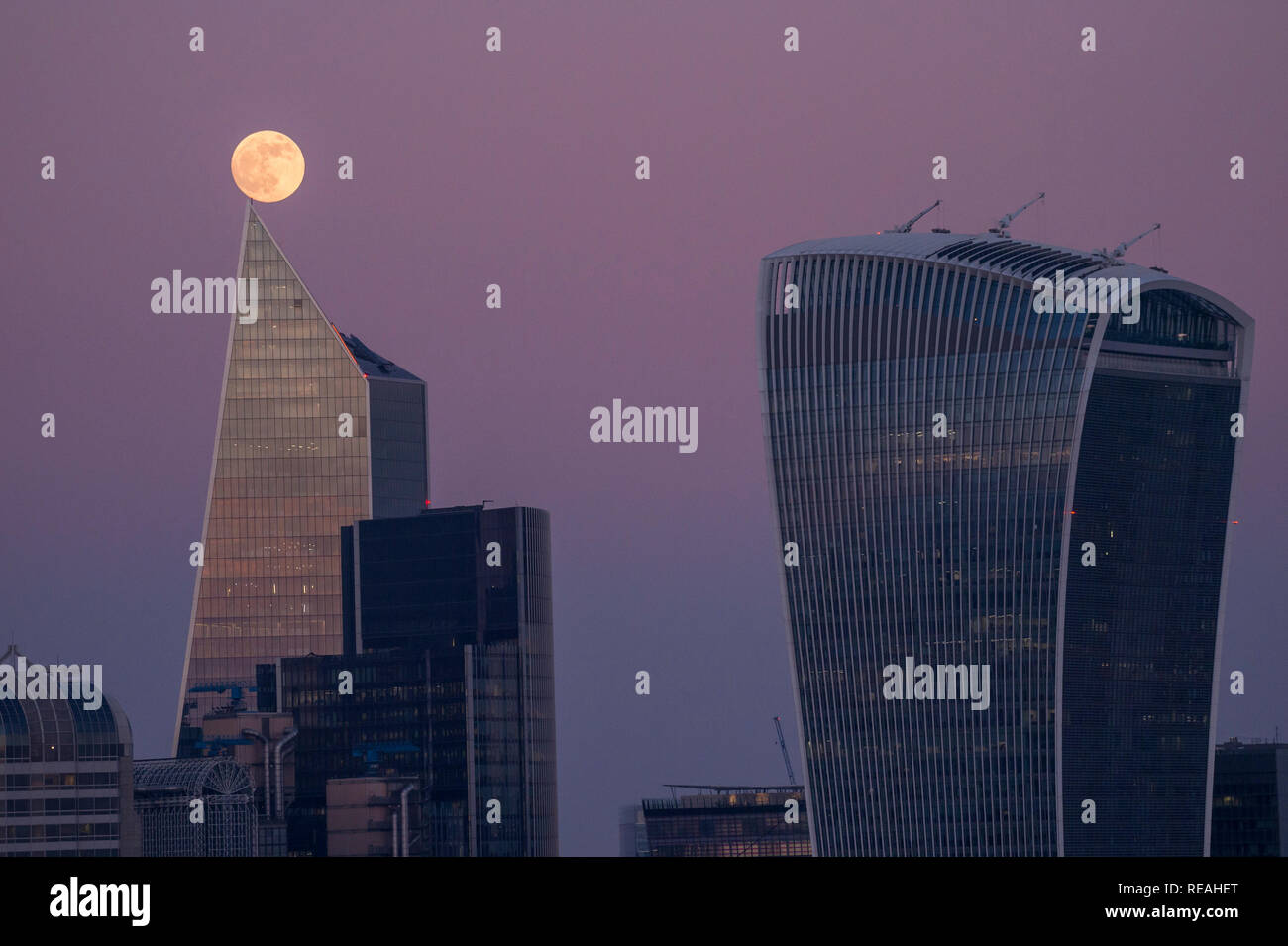 London, Britain. 20th Jan, 2019. A supermoon is seen rising over London, Britain, Jan. 20, 2019. It's the year's first supermoon, when a full moon appears a little bigger and brighter thanks to a slightly closer position to Earth. Credit: Stephen Chung/Xinhua/Alamy Live News Stock Photo