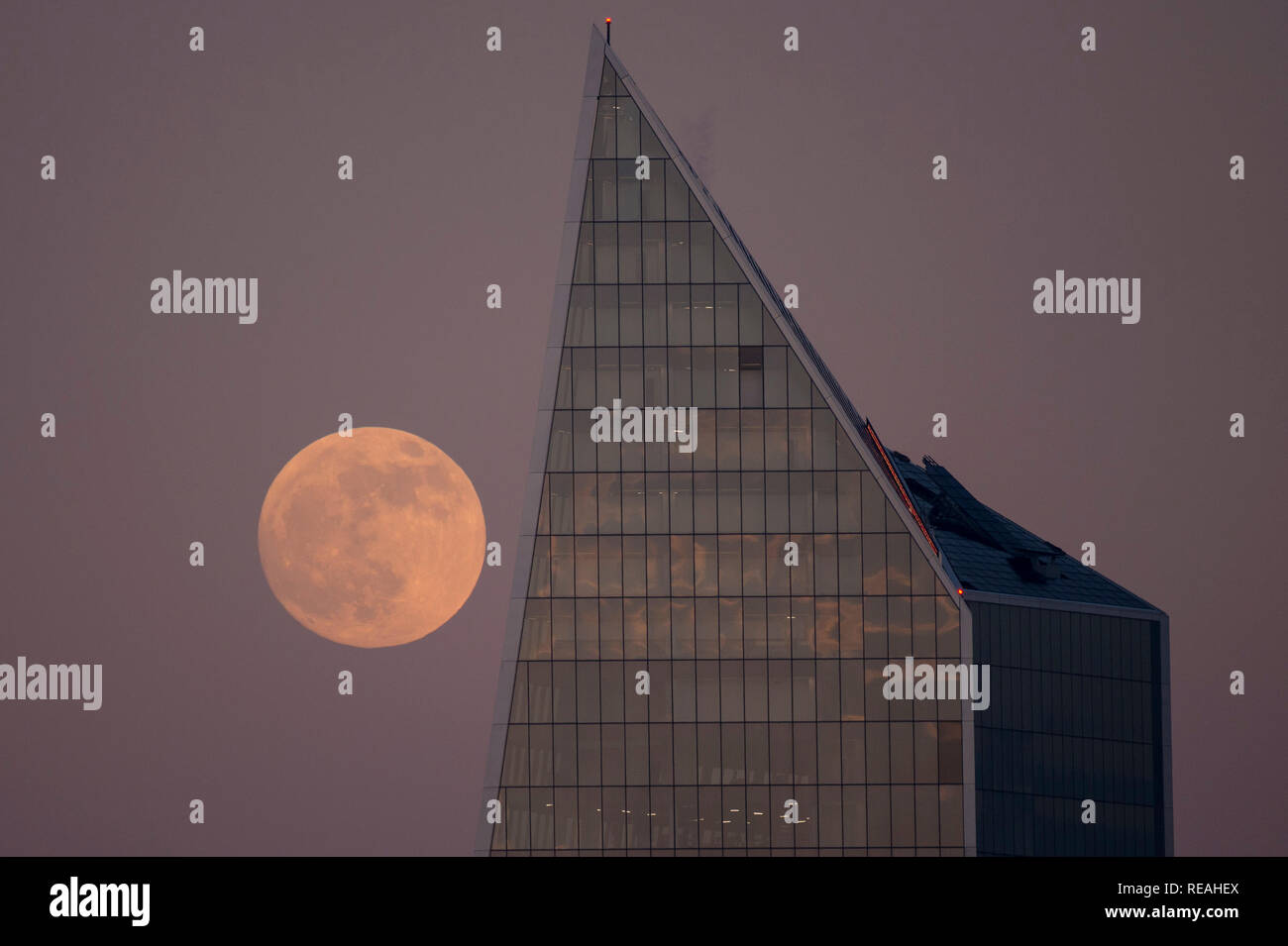 London, Britain. 20th Jan, 2019. A supermoon is seen rising over London, Britain, Jan. 20, 2019. It's the year's first supermoon, when a full moon appears a little bigger and brighter thanks to a slightly closer position to Earth. Credit: Stephen Chung/Xinhua/Alamy Live News Stock Photo