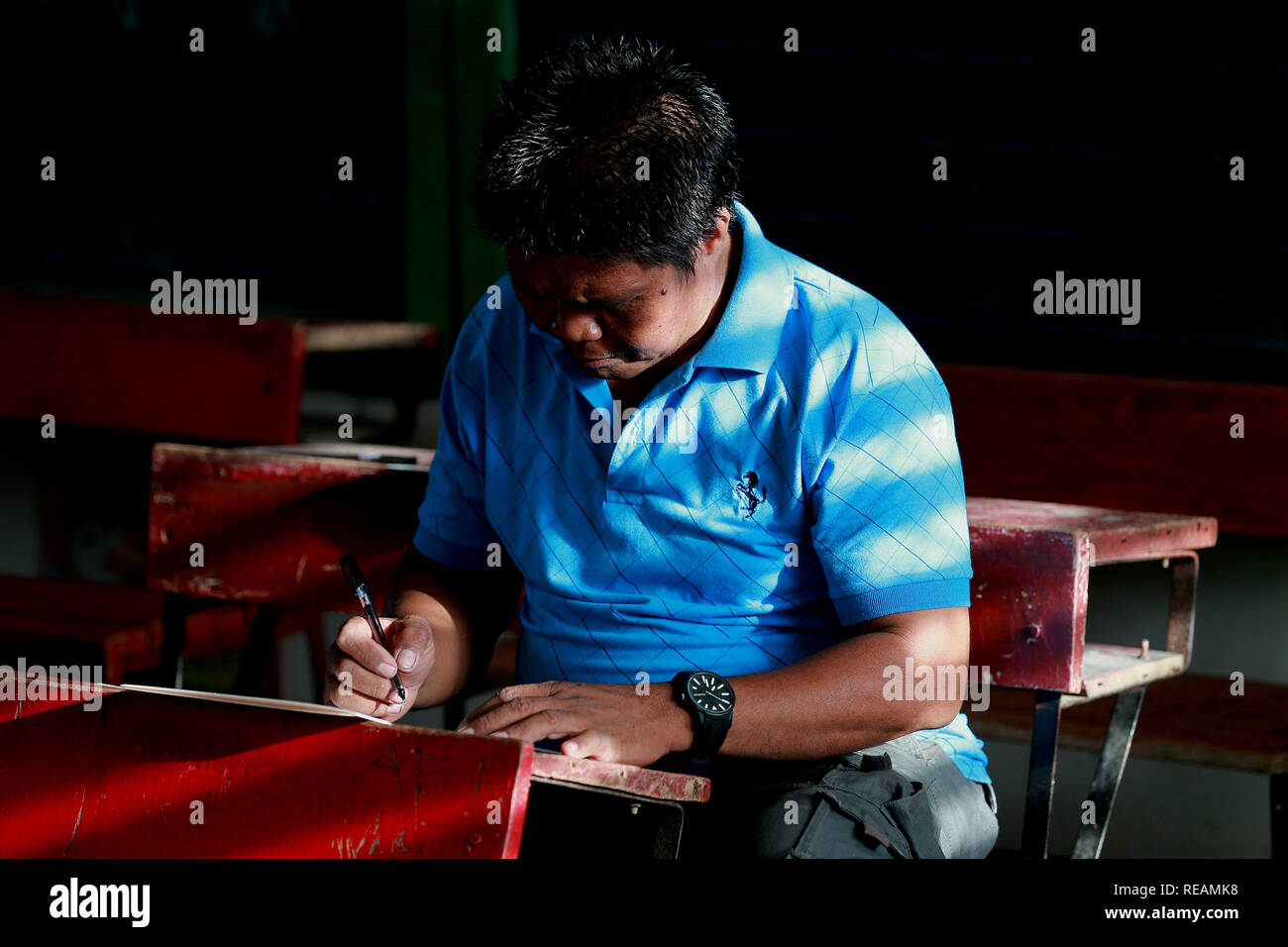 Cotabato City, Philippines. 21st Jan, 2019. A resident casts his vote at a polling center in Maguindanao Province, the Philippines, January 21, 2019. Muslim Filipinos cast their vote on Monday to ratify the landmark Bangsamoro Organic Law (BOL), a law that would pave the way for wider self-rule to the Muslim minority in the Philippines and was hoped to end the decades-old conflict in southern Philippines. Credit: Rouelle Umali/Xinhua/Alamy Live News Stock Photo