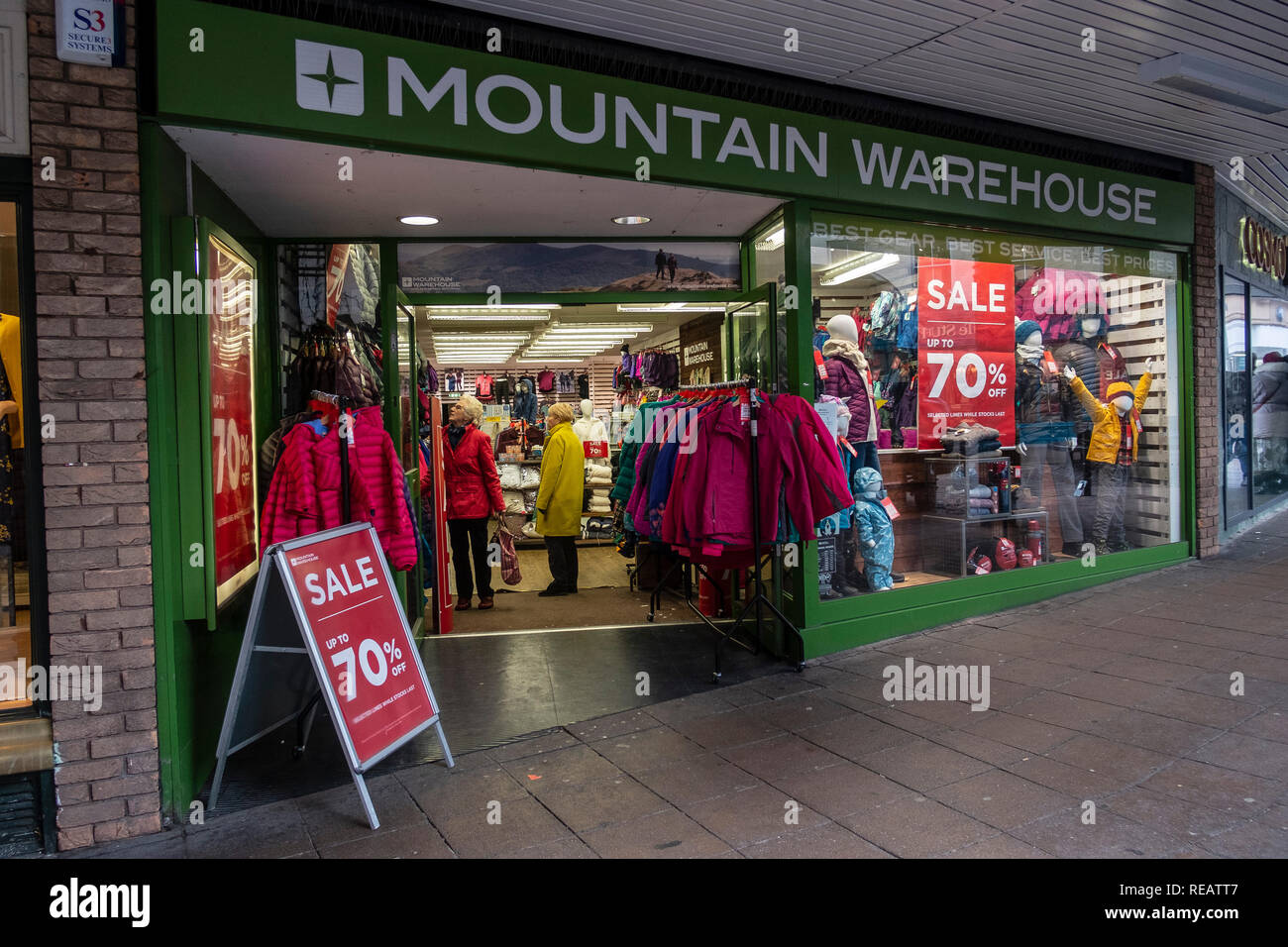 Page 2 - Mountain Warehouse Store High Resolution Stock Photography and  Images - Alamy