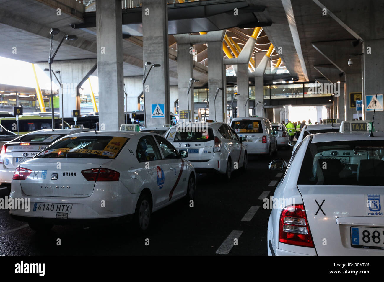 Madrid, Spain. 21st January, 2019. Taxis at your stop without picking up passengers from Terminal 4 of Madrid Airport. The taxi drivers from Madrid, who have started a strike on Monday, have announced that they maintain the indefinite strike after reaching no pre-agreement with the president of the Community of Madrid Credit: Jesús Hellin/Alamy Live News Stock Photo