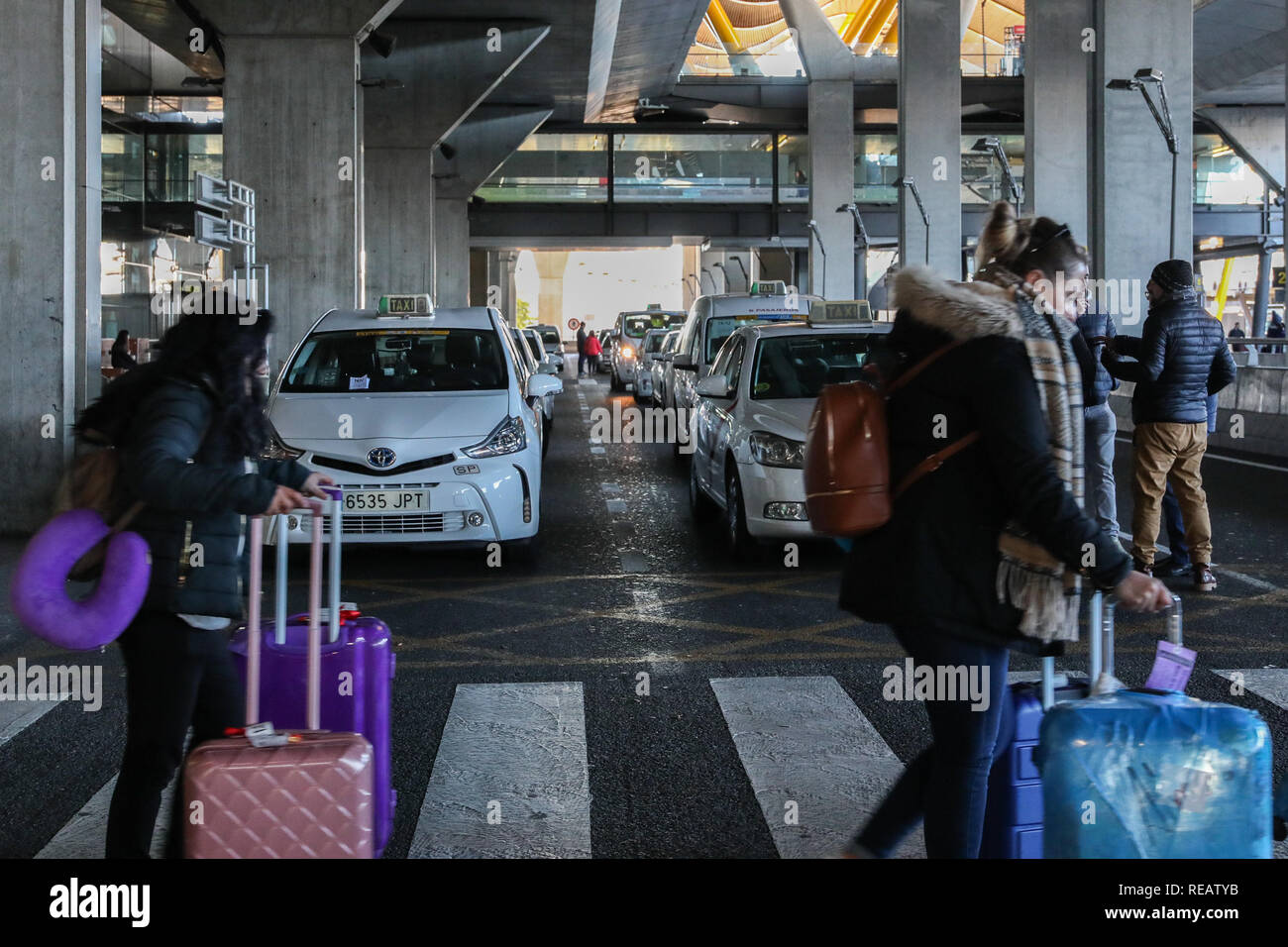 Madrid, Spain. 21st January, 2019. Passengers looking for other transportation options in Terminal 4 of the Madrid Airport. The taxi drivers from Madrid, who have started a strike on Monday, have announced that they maintain the indefinite strike after reaching no pre-agreement with the president of the Community of Madrid Credit: Jesús Hellin/Alamy Live News Stock Photo