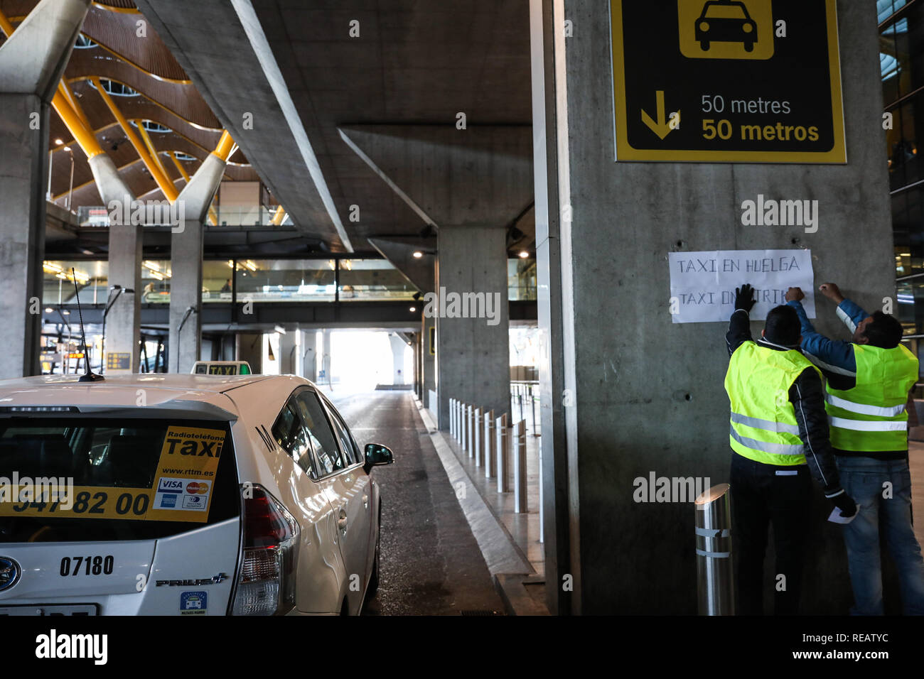 Madrid, Spain. 21st January, 2019. Several taxi drivers announcing the strike to passengers in Terminal 4 of Madrid Airport. The taxi drivers from Madrid, who have started a strike on Monday, have announced that they maintain the indefinite strike after reaching no pre-agreement with the president of the Community of Madrid Credit: Jesús Hellin/Alamy Live News Stock Photo