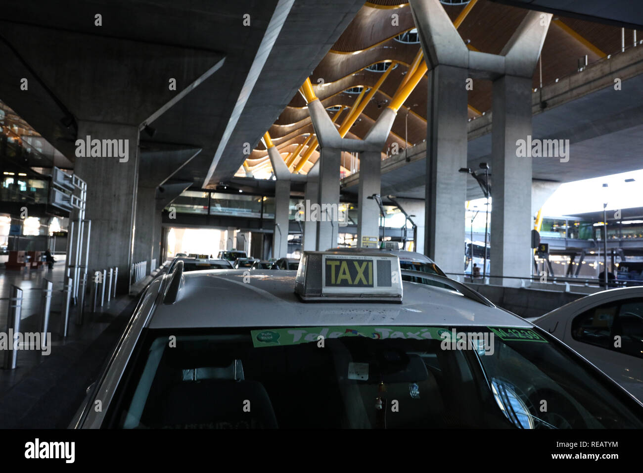 Madrid, Spain. 21st January, 2019. The taxi from Terminal 4 of Madrid Areopuerto without picking up passengers. The taxi drivers from Madrid, who have started a strike on Monday, have announced that they maintain the indefinite strike after reaching no pre-agreement with the president of the Community of Madrid Credit: Jesús Hellin/Alamy Live News Stock Photo