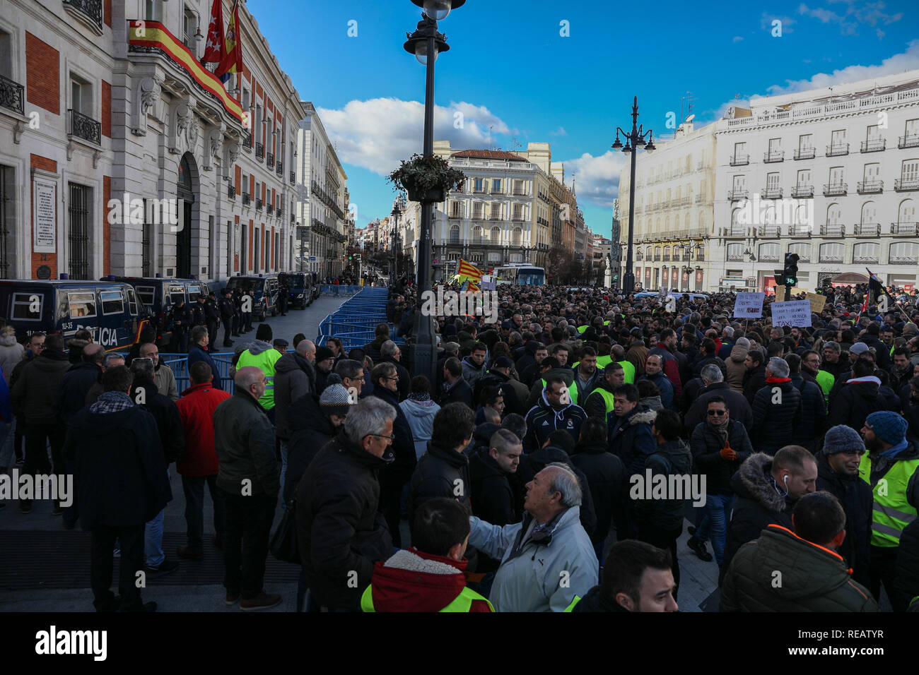Madrid, Spain. 21st January, 2019. Demonstrators at Puerta del Sol protesting the conditions of the taxi. The taxi drivers from Madrid, who have started a strike on Monday, have announced that they maintain the indefinite strike after reaching no pre-agreement with the president of the Community of Madrid Credit: Jesús Hellin/Alamy Live News Stock Photo