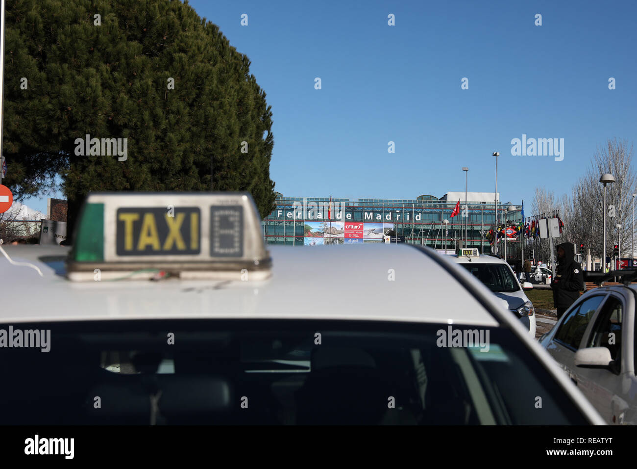 Madrid, Spain. 21st January, 2019. The IFEMA fairground collapsed with all the taxis waiting for negotiations with the Community of Madrid. The taxi drivers from Madrid, who have started a strike on Monday, have announced that they maintain the indefinite strike after reaching no pre-agreement with the president of the Community of Madrid Credit: Jesús Hellin/Alamy Live News Stock Photo