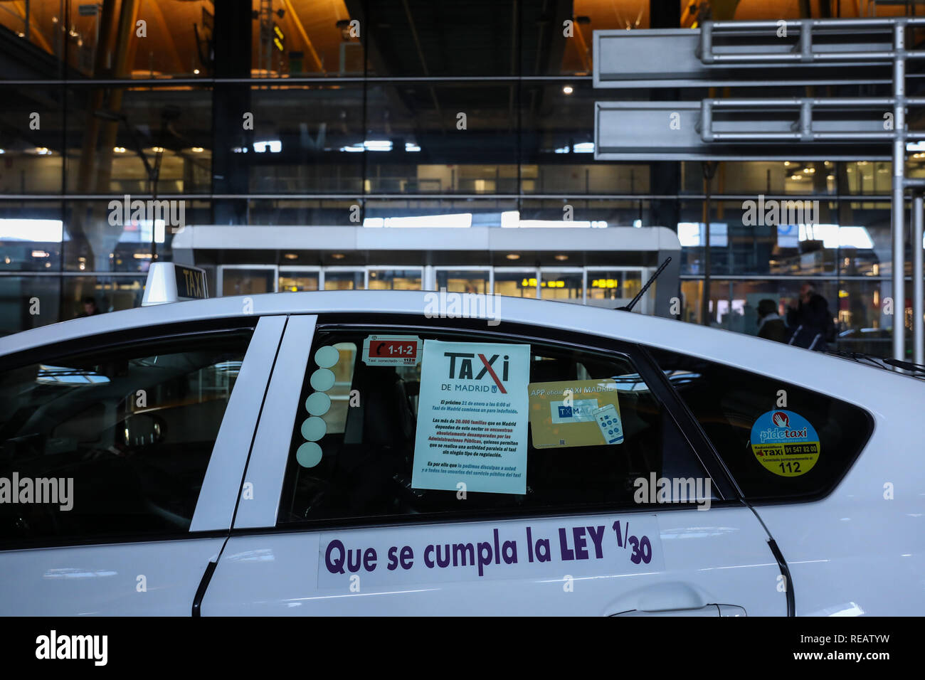 Madrid, Spain. 21st January, 2019. Taxi at your stop without picking up passengers from Terminal 4 of Madrid Airport. The taxi drivers from Madrid, who have started a strike on Monday, have announced that they maintain the indefinite strike after reaching no pre-agreement with the president of the Community of Madrid Credit: Jesús Hellin/Alamy Live News Stock Photo