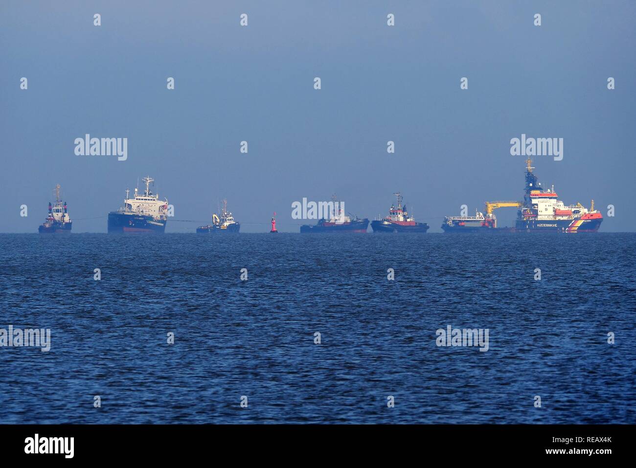 Cuxhaven, Germany. 21st Jan, 2019. Tugs lie next to the 'Oriental Nadeshiko' (2nd from left). The tanker, loaded with 9000 tons of dangerous goods, ran aground in the Elbe off Cuxhaven during the night of 21.01.2019. So far, however, no damage has been found to the 124 metre long and 20 metre wide 'Oriental Nadeshiko', said a spokesman for the accident squad. Credit: Hasenpusch/dpa/Alamy Live News Stock Photo