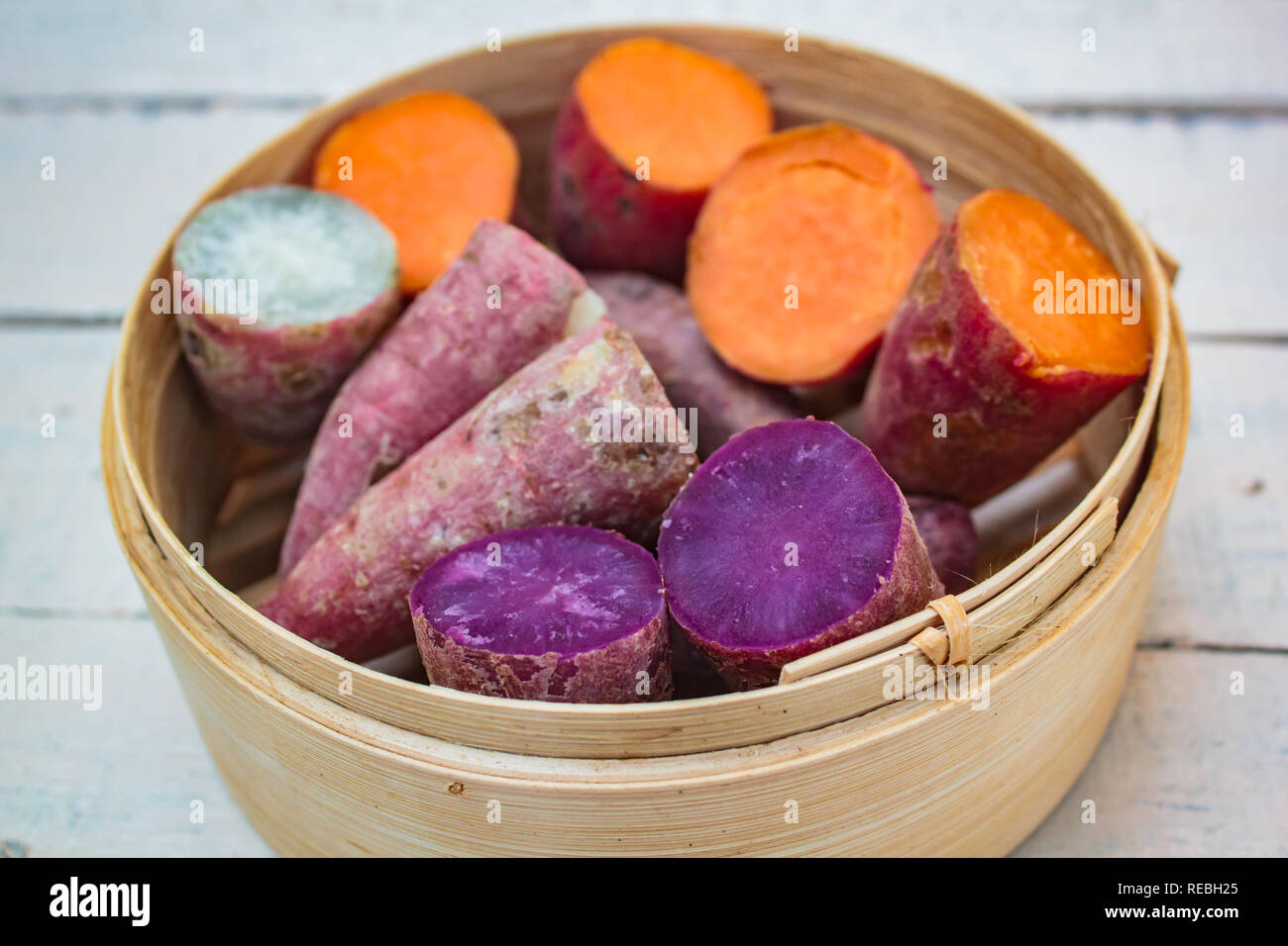 https://c8.alamy.com/comp/REBH25/boiled-organic-sweet-potato-yellow-yam-purple-yam-REBH25.jpg