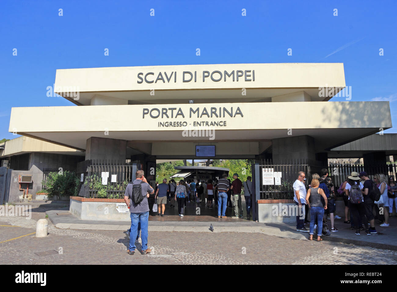 Tourists at Porta Marina entrance to ruins of Pompeii Stock Photo - Alamy