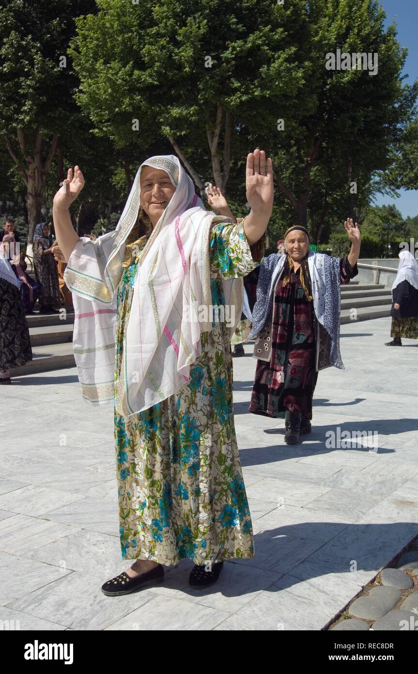 Uzbek women dancing, Samarkand, Uzbekistan Stock Photo