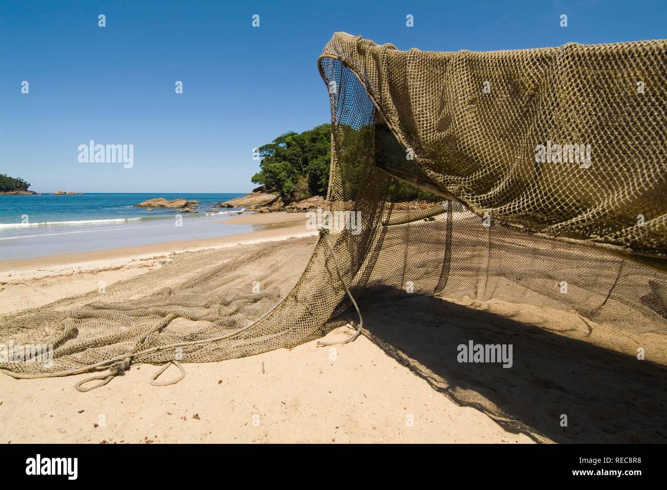 Small fishing boat and fishing net on the beach, Quilombola near Ubatuba,  Sao Paulo state, Brazil Stock Photo - Alamy