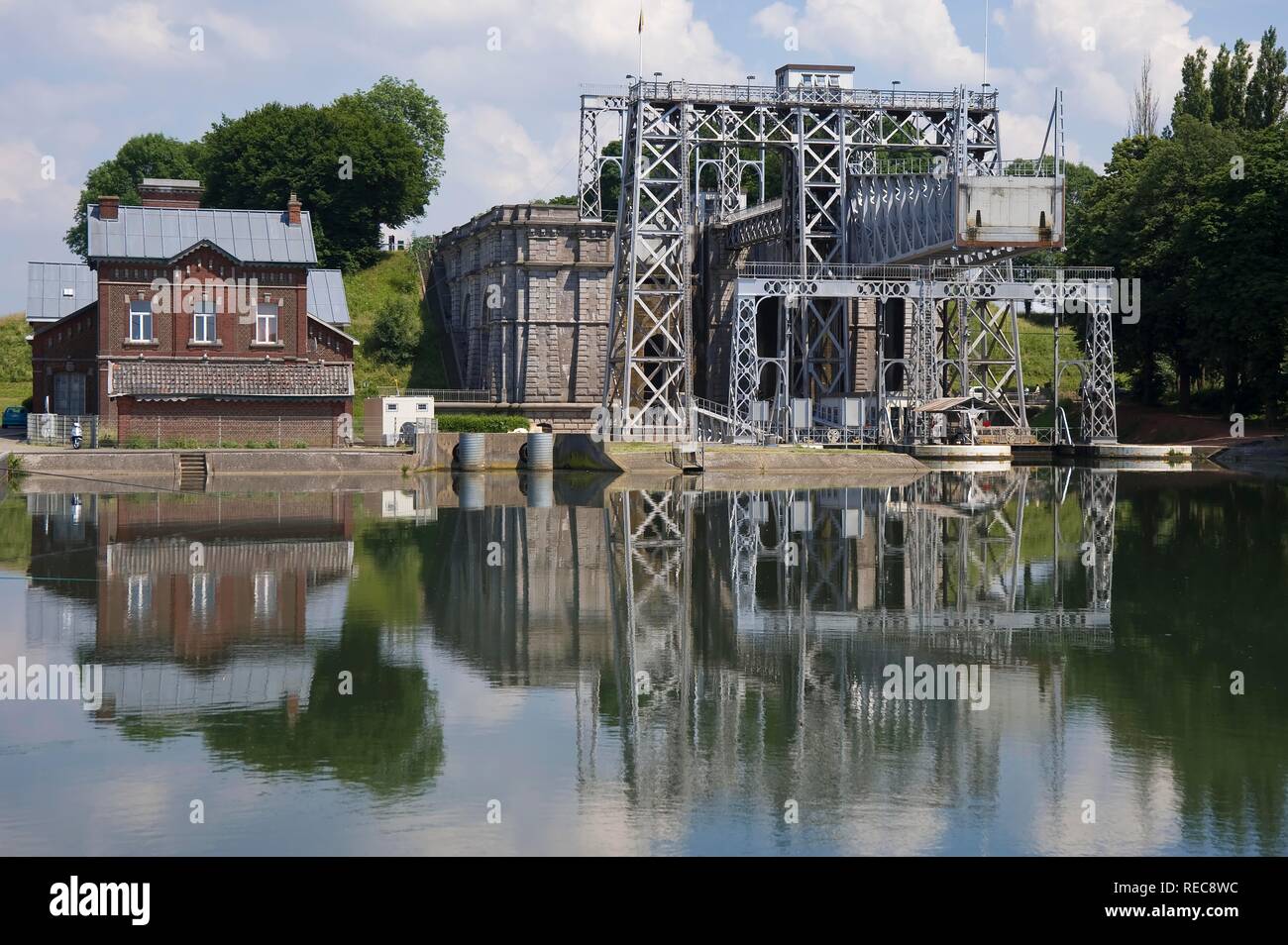 Canal boat lifts hires stock photography and images Alamy