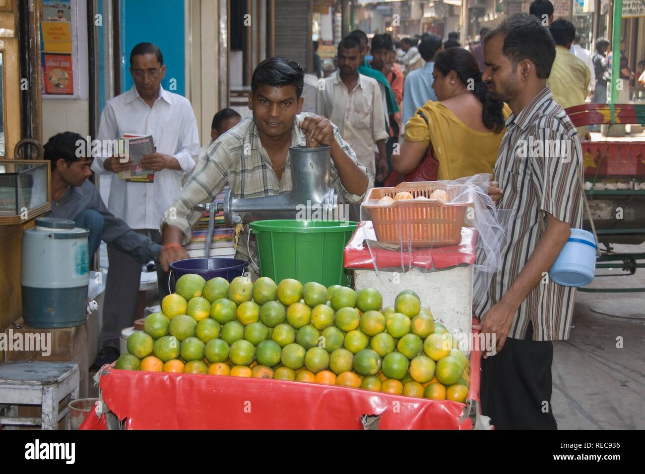 Man making orange juice, Chandni Chowk Bazar, Old Delhi, India Stock