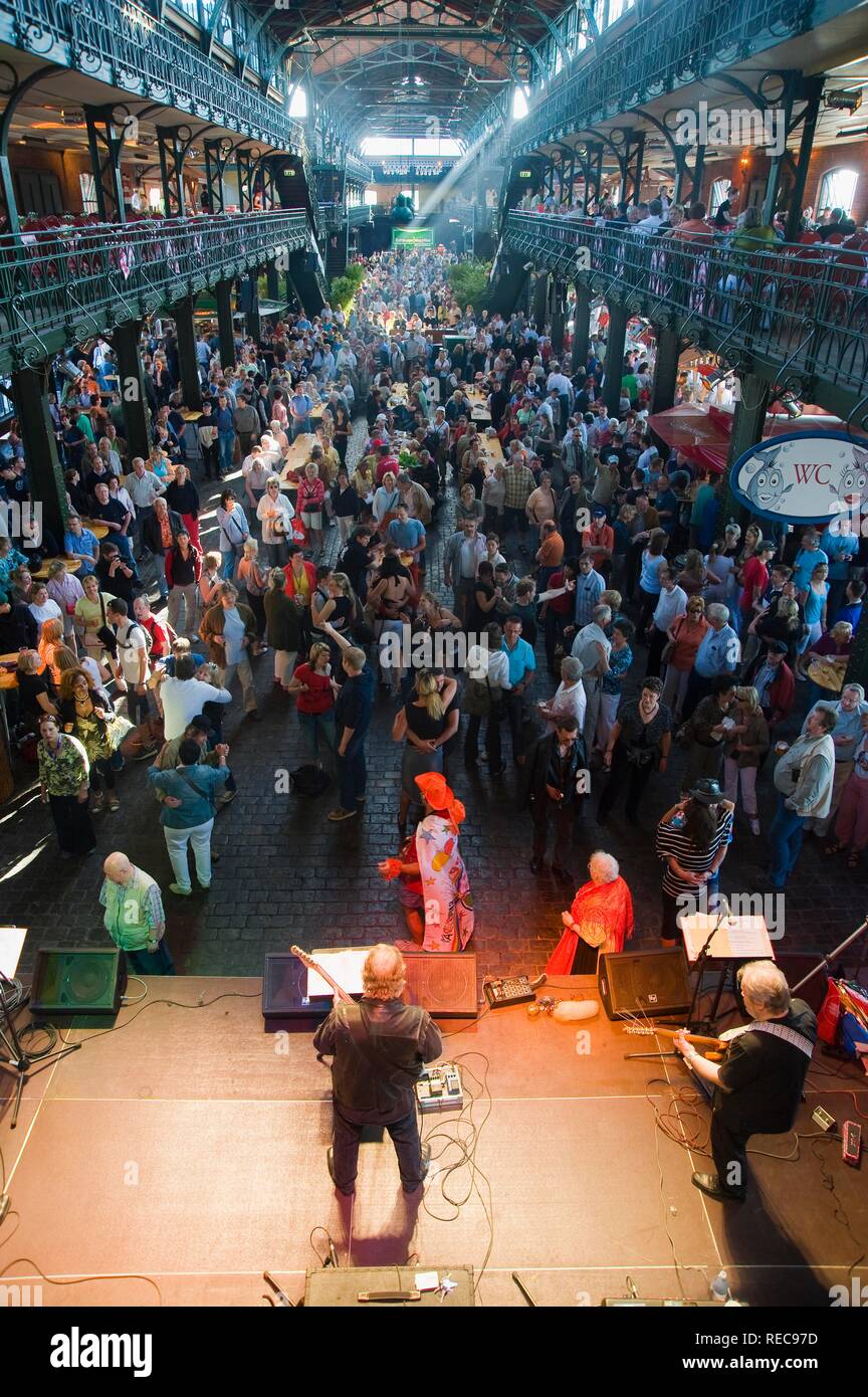 Dance and entertainment at the Sunday fish market, Fischmarkt, St Pauli