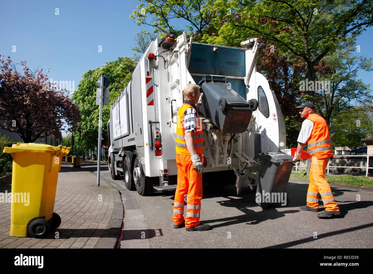 Refuse collection, rubbish bins from private households being emptied, Gelsendienste, Gelsenkirchens public utility company Stock Photo