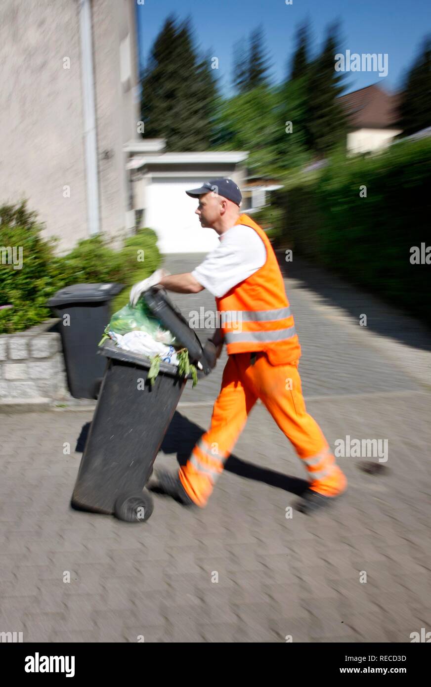 Garbage collection, private household garbage cans are being emptied, Gelsenkirchen services, municipal utilities, Gelsenkirchen Stock Photo