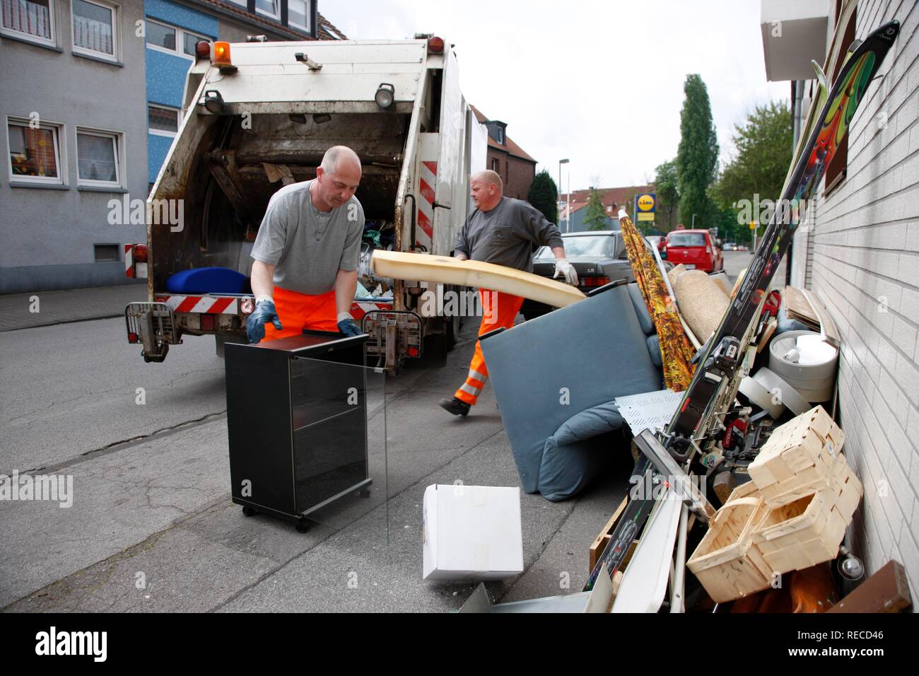 Refuse collection, bulky waste being collected, Gelsendienste, Gelsenkirchens public utility company, North Rhine-Westphalia Stock Photo