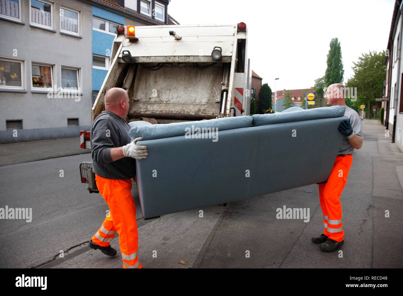Refuse collection, bulky waste being collected, Gelsendienste, Gelsenkirchens public utility company, North Rhine-Westphalia Stock Photo