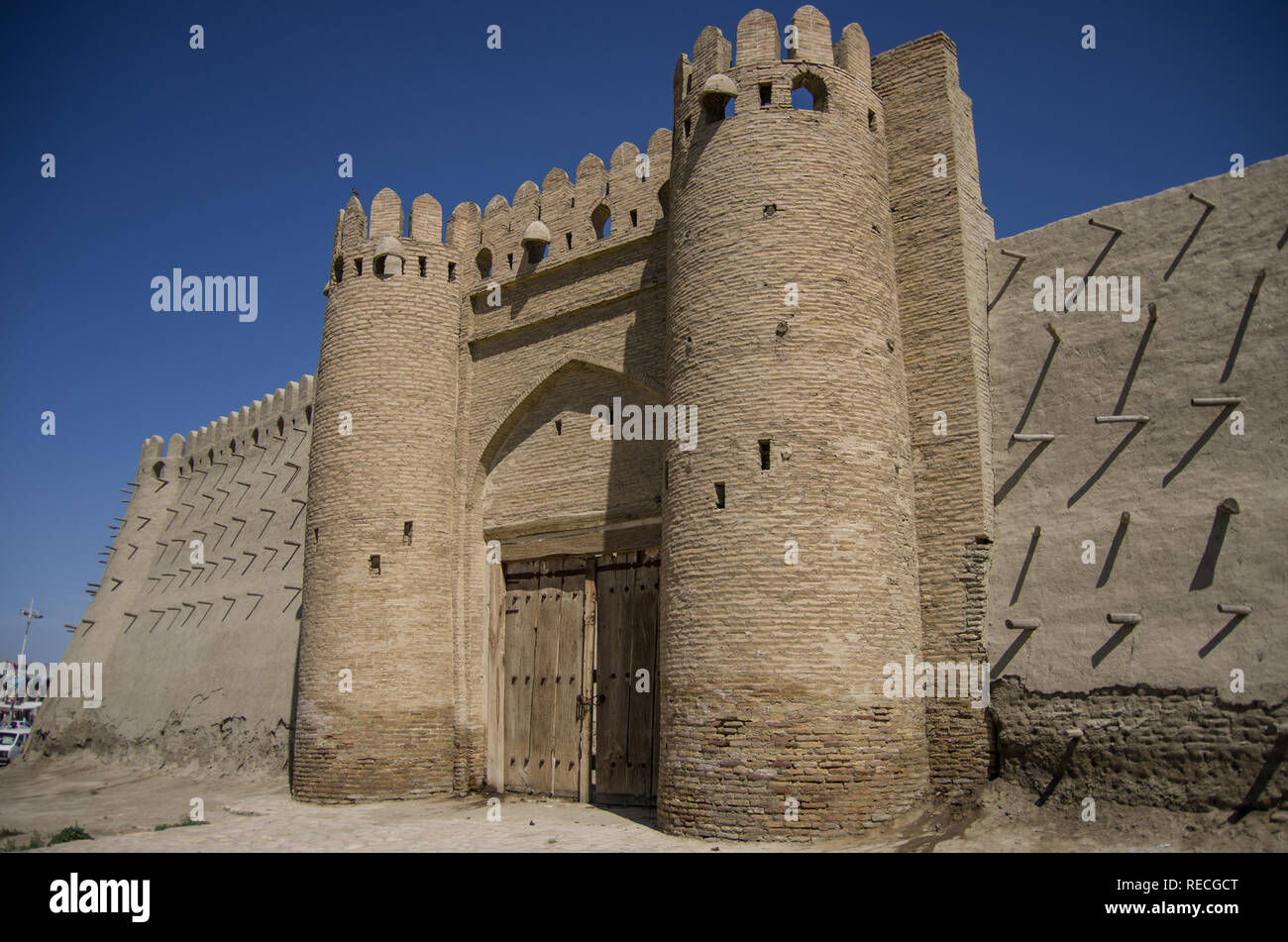 Бухара ворота ширгарон. Ворота бухары. Узбекистан бухара ворота. Крепостные стены и ворота бухары. Бухара город 12 ворота бухари.