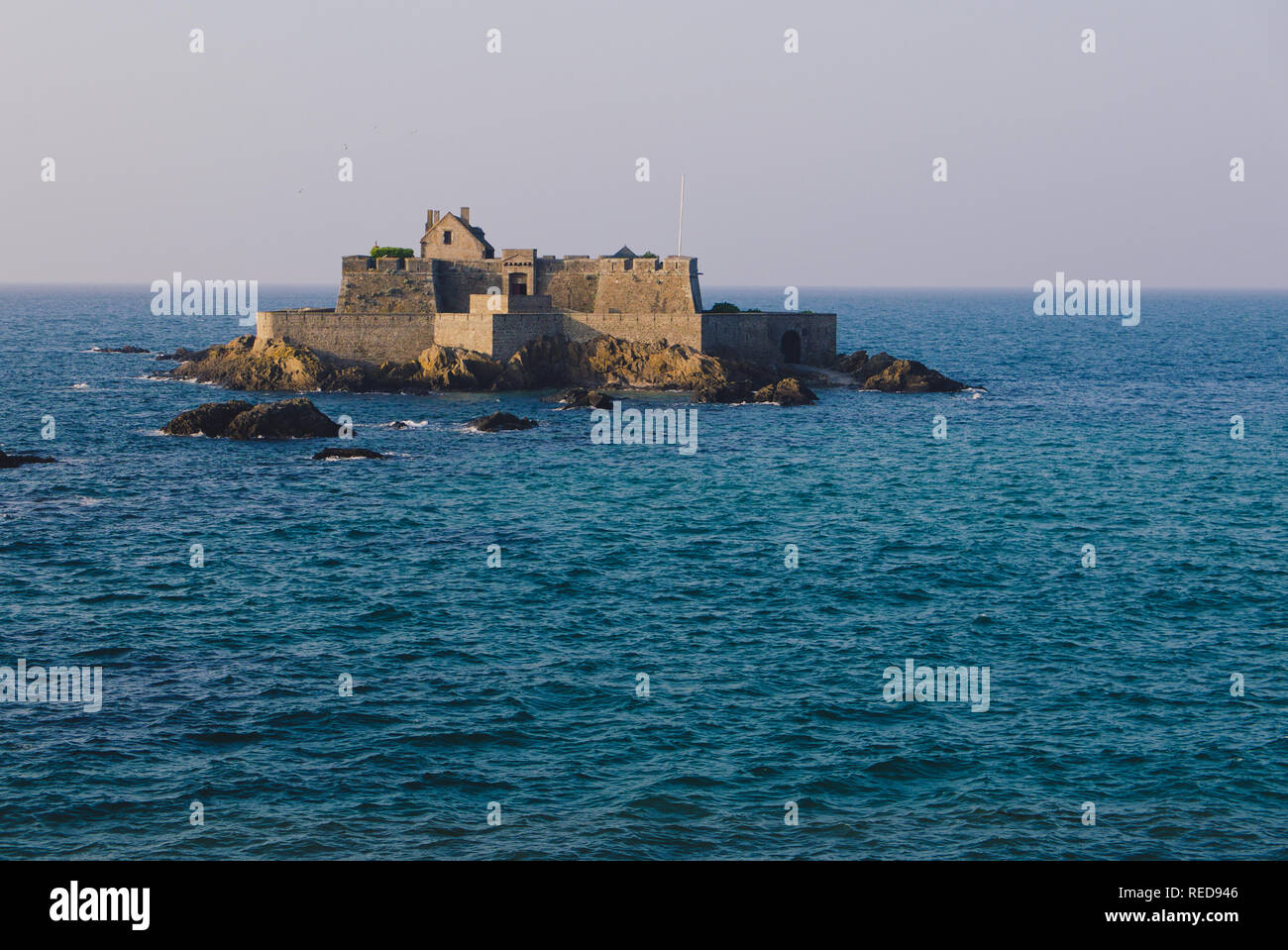 Castle on an island with high tide in Brittany, (Saint-Malo, France) - Fort National de Saint-Malo par pleine mer (Bretagne, France). Stock Photo