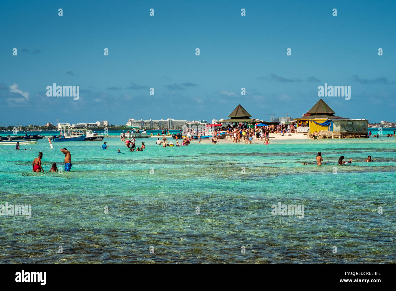 01-07-2019. San Andrés island, Colombia. Crowd of tourists wades the stretch of sea between cayo Acuario and cayo Cordoba. Stock Photo