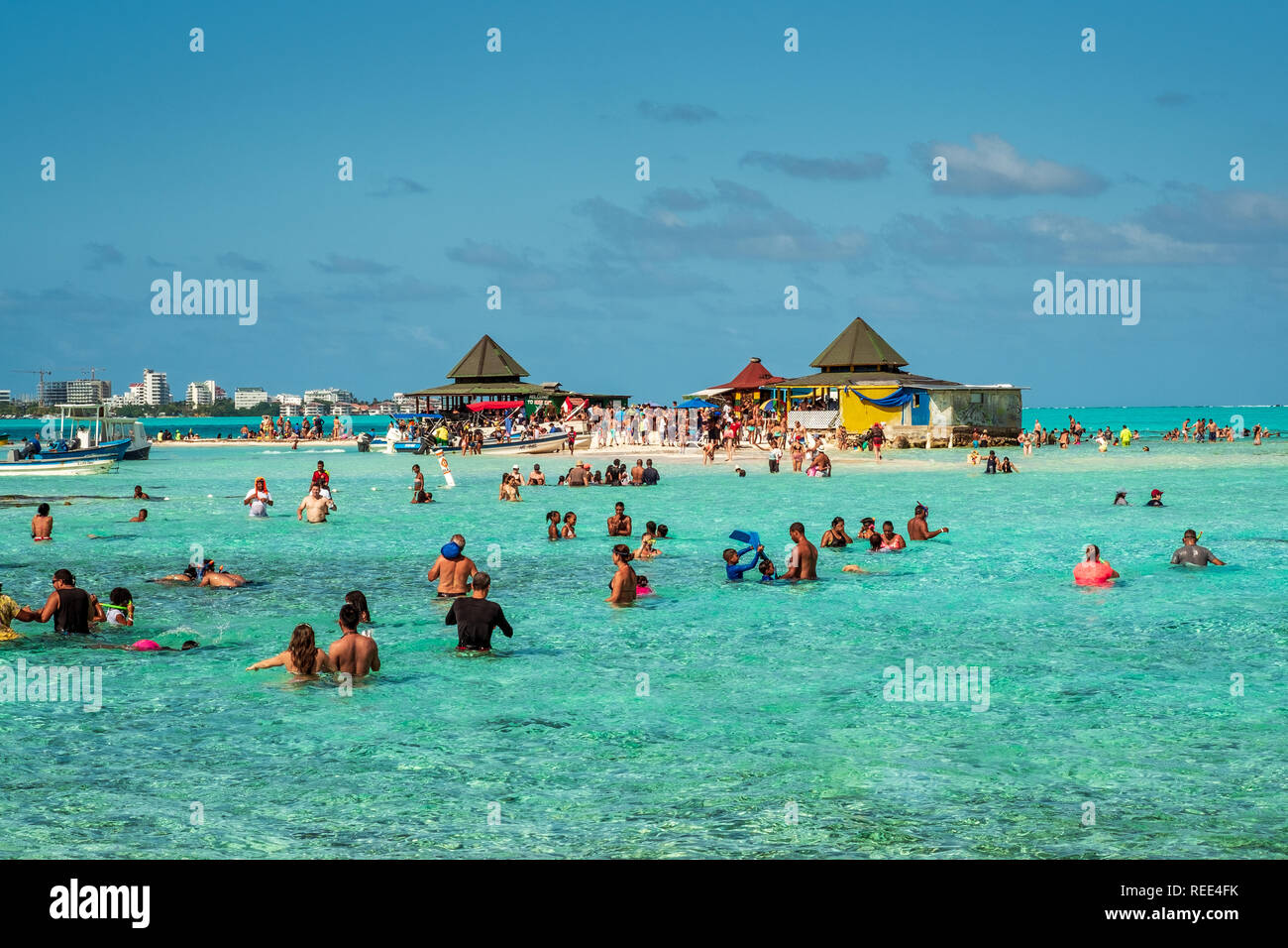 01-07-2019. San Andrés island, Colombia. Crowd of tourists wades the stretch of sea between cayo Acuario and cayo Cordoba. Stock Photo