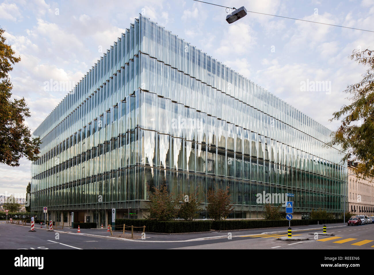 Corner elevation of undulating glass facade. Swiss Re Office