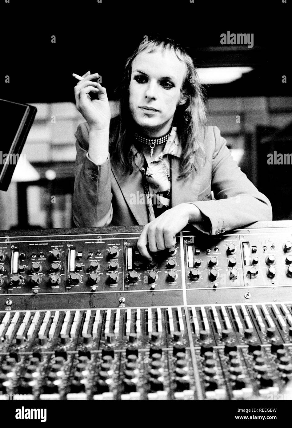 1973, London, Air Studio  London, Great Britain - 1973,  (Photo Gijsbert Hanekroot) *** Local Caption *** ENO, BRIAN roxy music Stock Photo