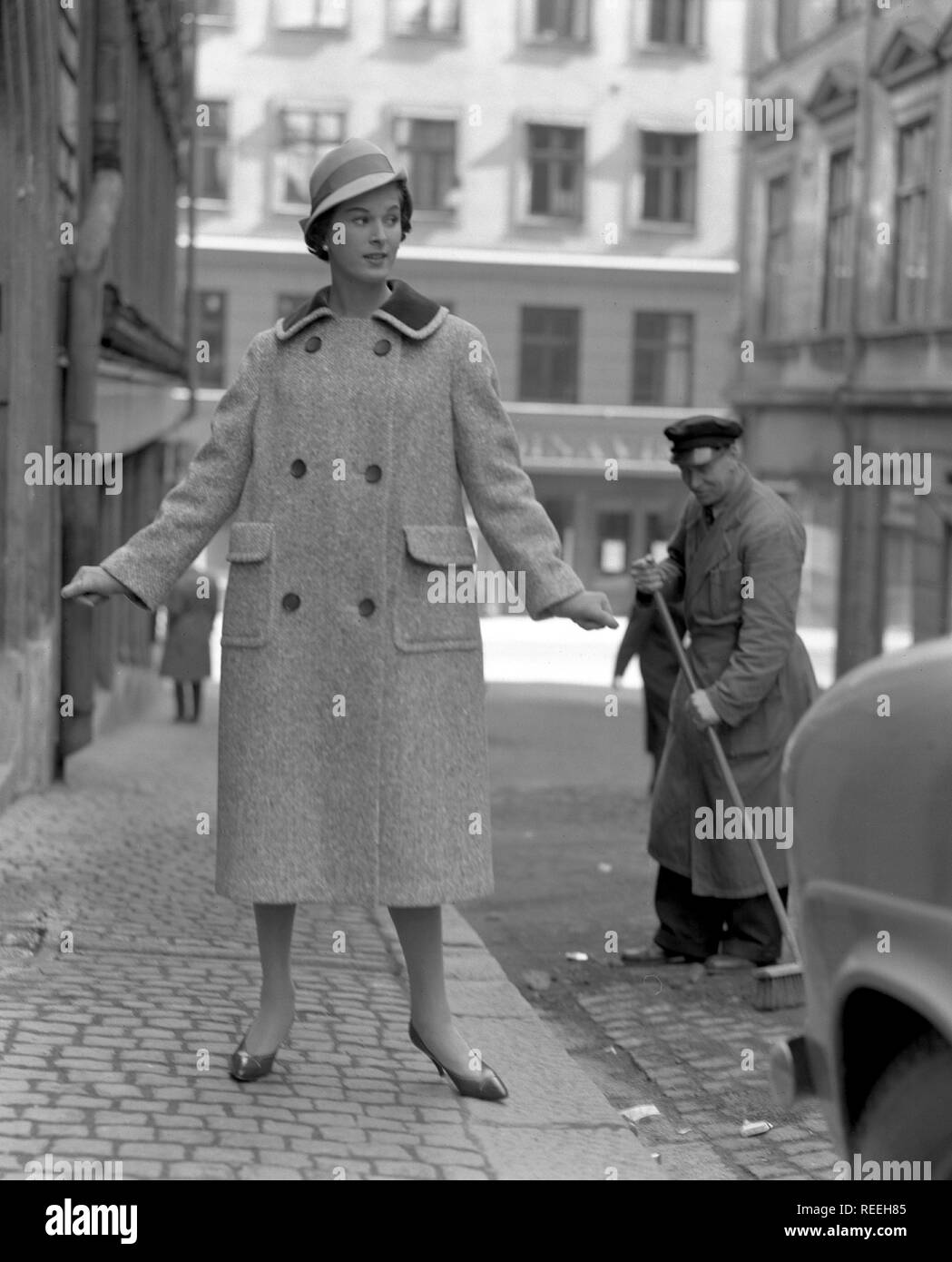 Fashionable in the 1950s. A young woman wears a typical 1950s coat. She poses in the outfit in a street. Sweden 1950s. Photo Kristoffersson Ref 313A-11 Stock Photo