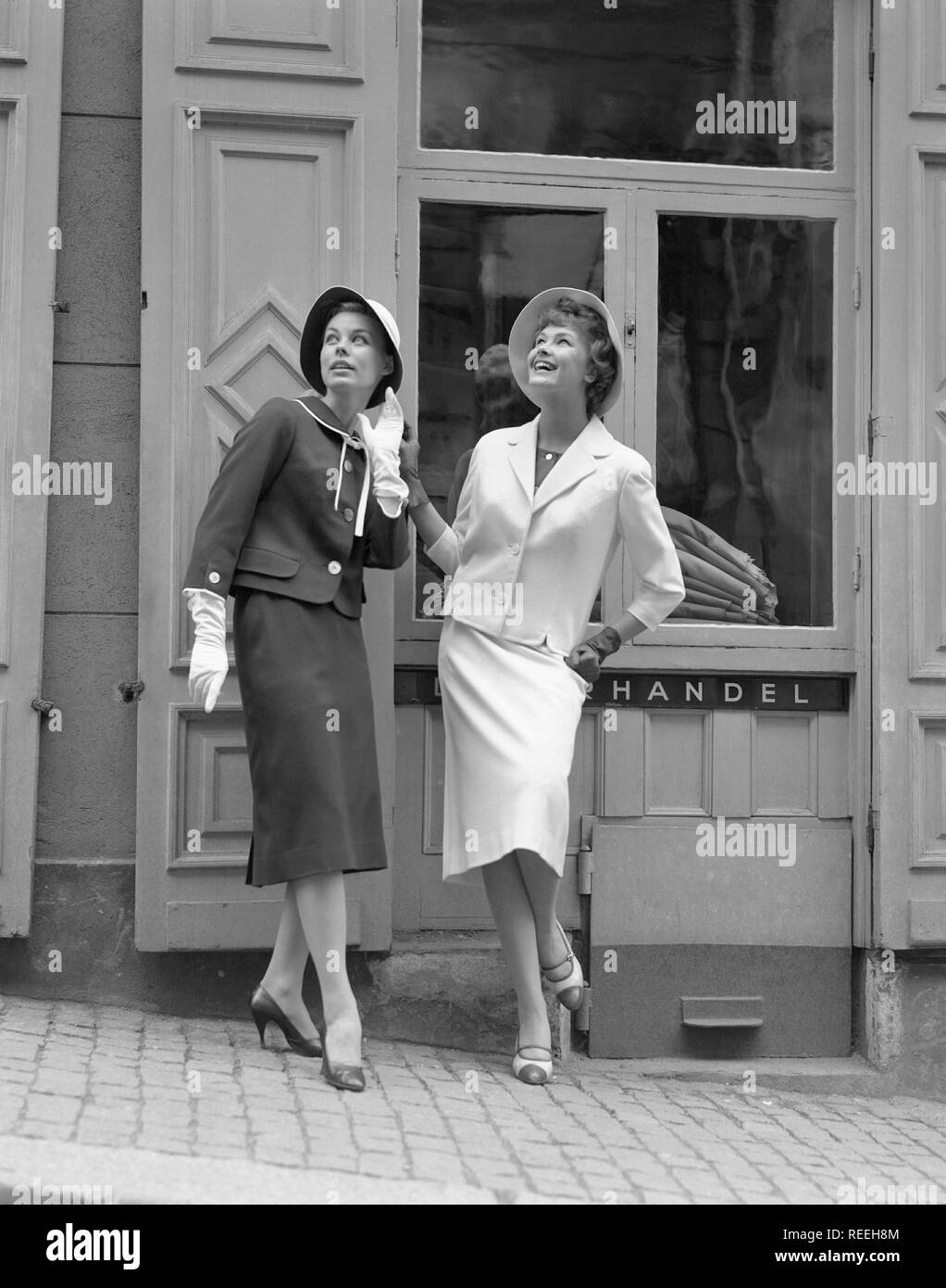 Fashionable in the 1950s. Two young woman wears  typical 1950s two piece dresses with matching skirts and jackets. Sweden 1950s. Photo Kristoffersson Ref 315A-11 Stock Photo