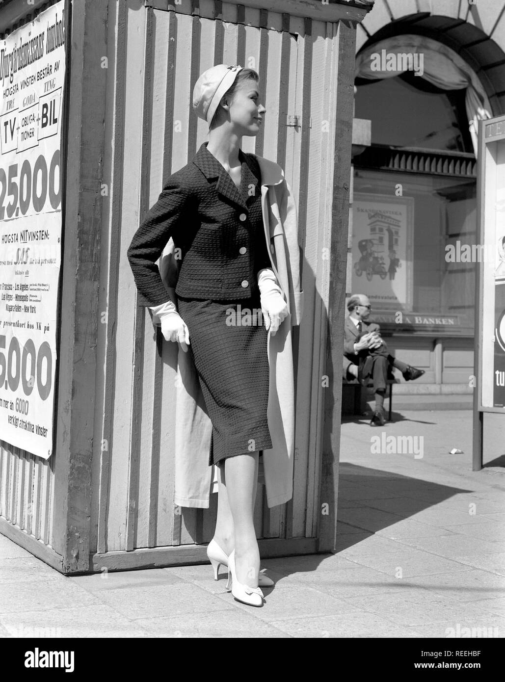 Fashionable in the 1950s. A young woman wears a typical 1950s two piece dress with matching skirt and jacket. Sweden 1950s. Photo Kristoffersson Ref 315A-1 Stock Photo
