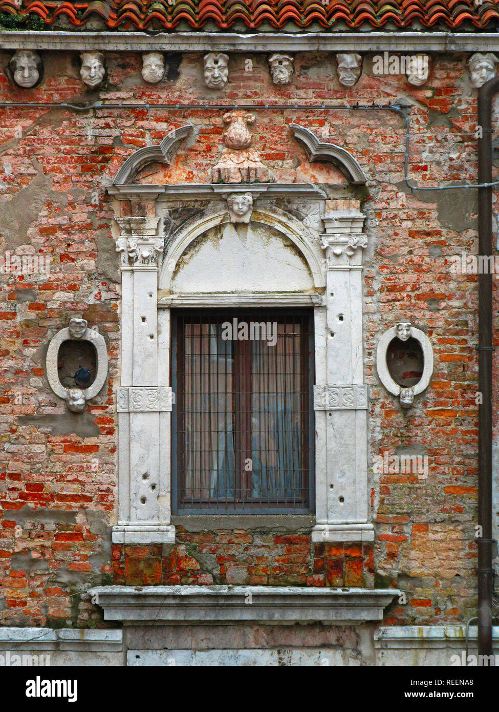 Decorated window arch hi-res stock photography and images - Alamy