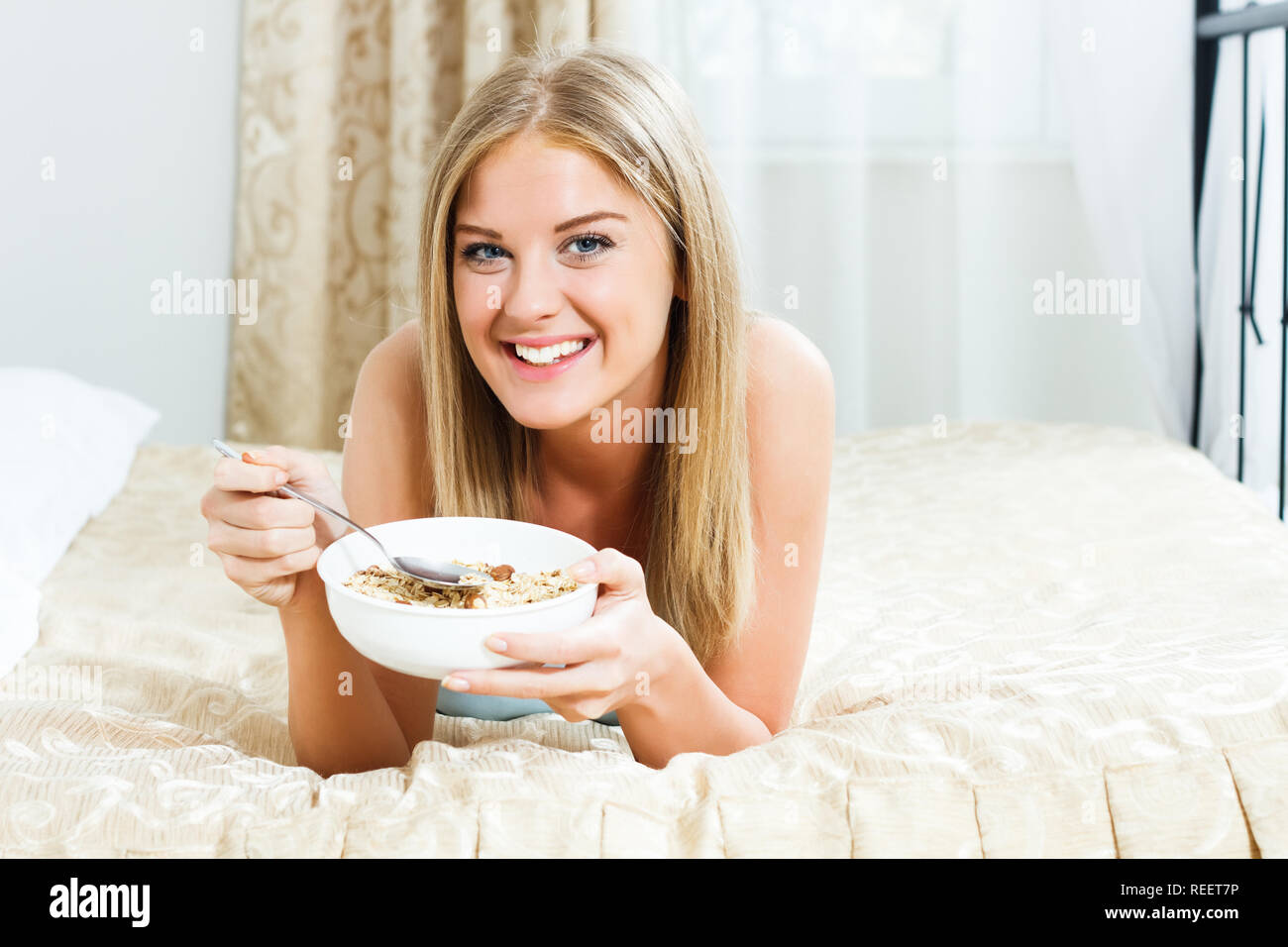 Бывшая девушка каши. Девушка завтракает. Девушка ест хлопья. Девушка ест овсянку. Девушка ест кашу.
