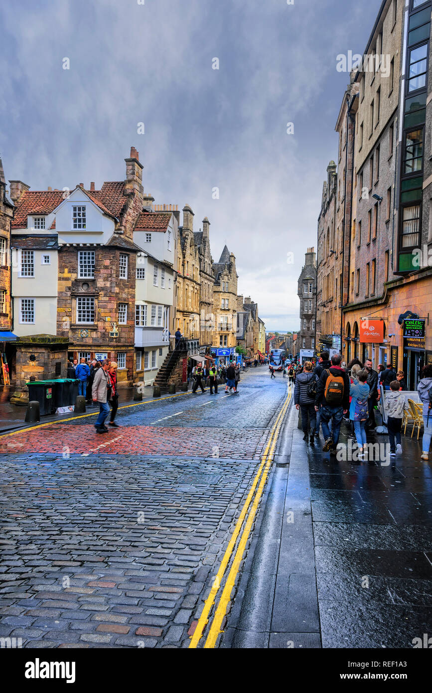 Edinburgh, Scotland - August 14, 2018:  Pedestrians walk along the Royal Mile, a sequence of streets forming the main thoroughfare of the Old Town of Stock Photo