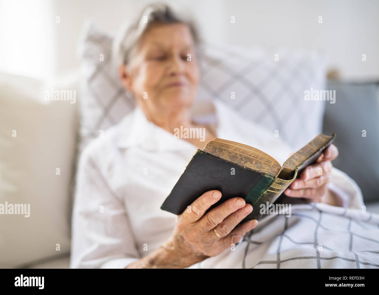 Jesus helping sick hi-res stock photography and images - Alamy