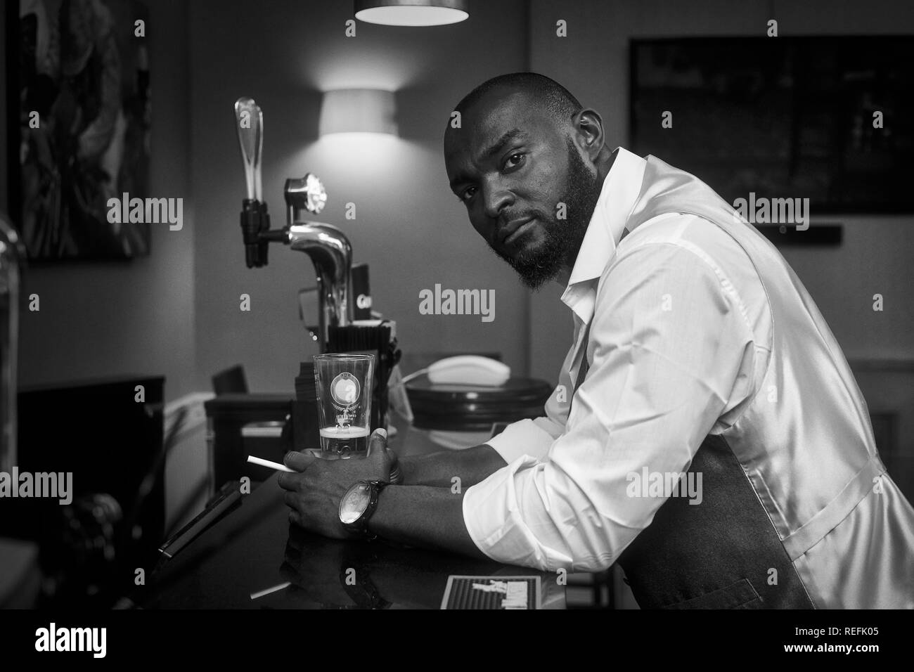 Black and white man at bar hi-res stock photography and images - Alamy