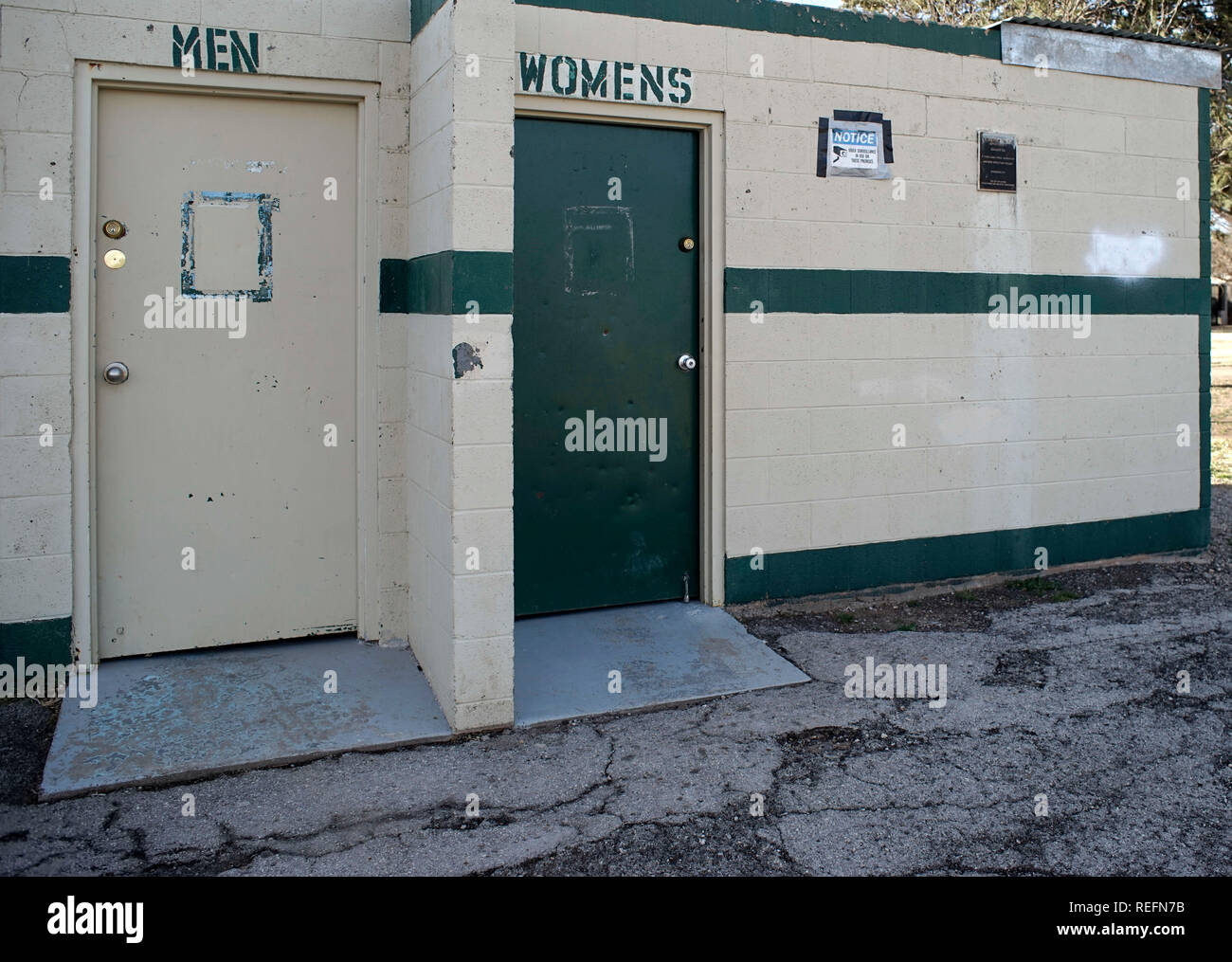 Public restrooms in Alpine, Texas, misspelling the plural of the word woman Stock Photo