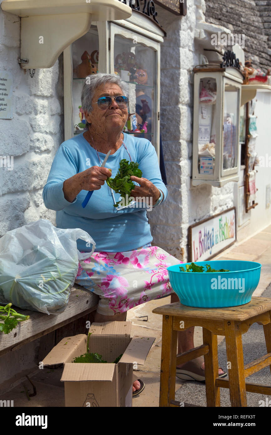 Old lady outdoors outside hi-res stock photography and images - Alamy