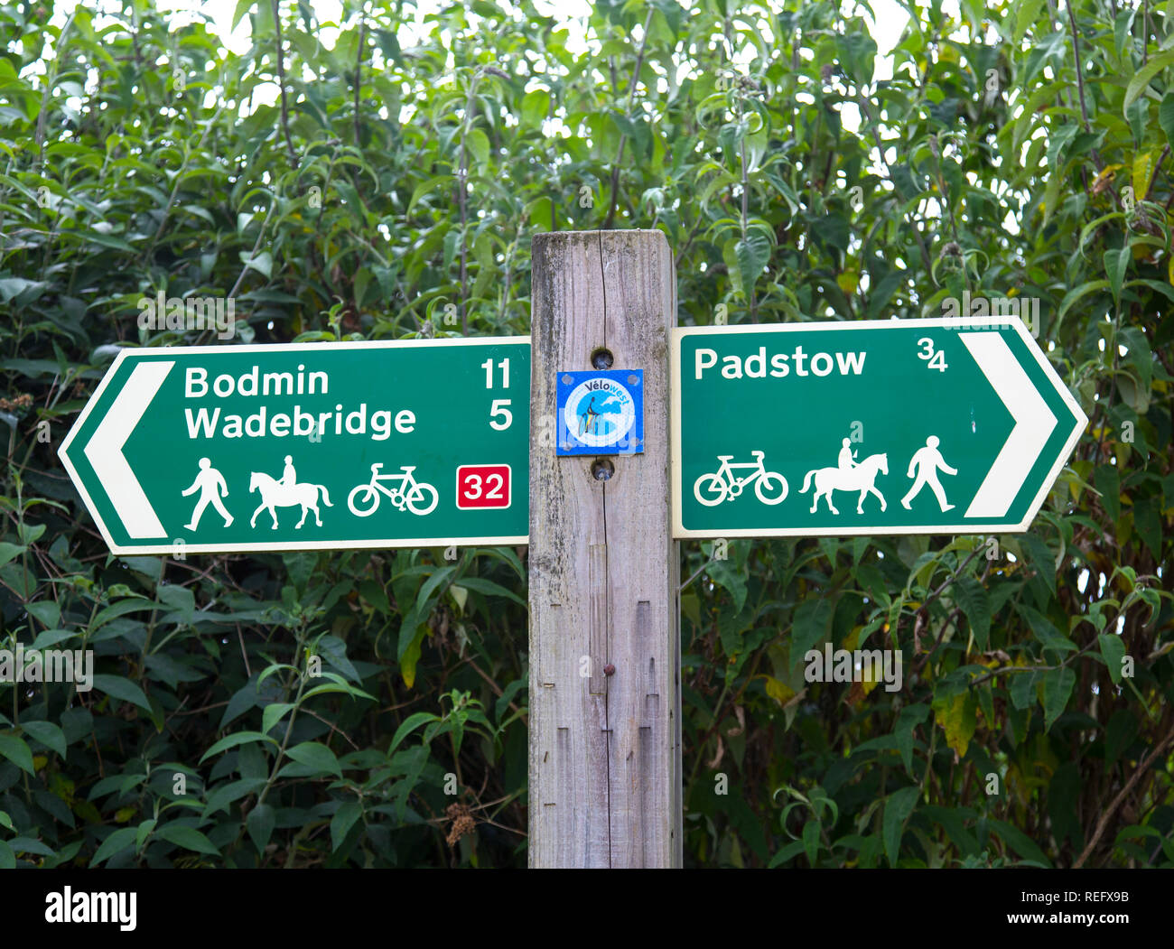 Sign post of walk between Padstow and bodmin Stock Photo - Alamy