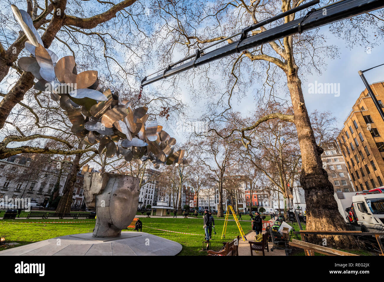 London, UK. 21st Januay 2019. The headdress is moved into position - Butterflies by Spanish artist Manolo Valdés launched by Opera Gallery. The sculpture was installed at Berkeley Square in London today, and is one of the eight sculptures included in City of London’s Sculpture in the City initiative that aims to turn the city into an urban gallery space. Weighing over five tonnes, the giant sculpture will be residing at its Mayfair location for six months. Credit: Guy Bell/Alamy Live News Stock Photo