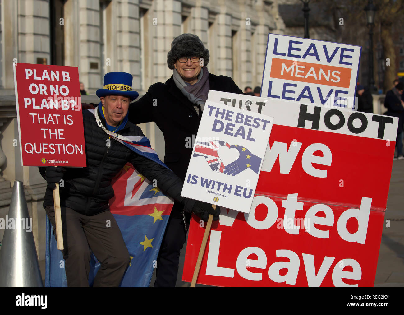 London, UK. 21st January 2019. Opposing Brexit demonstrators protest outside Downing Street. Credit: Keith Larby/Alamy Live News Stock Photo